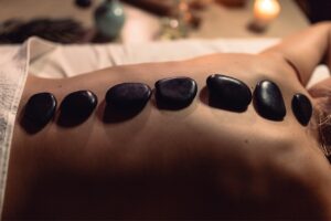massagem com pedras quentes  - Spa Shakti - Massagem Tântrica | Mix de Massagem | Relaxante entre outras Terapias